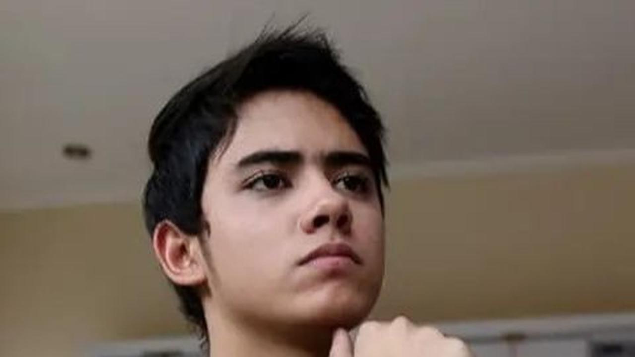 Aliando Syarief terlihat tampan dan menarik dalam potret saat syuting "Ganteng Ganteng Serigala".
