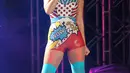 Performa Katy Perry di Dubai ini menggunakan kostum dengan aksen komik yang warna-warni membuat suasana ceria. (Bintang/EPA)