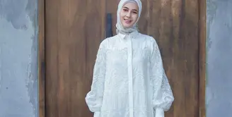 Cantiknya Paula Verhoeven dalam balutan baju Lebaran lace berwarna putih. Paula tampil semakin elegan mengenakan hijab putih polos yang serasi. [Foto: Instagram/paula_verhoeven]