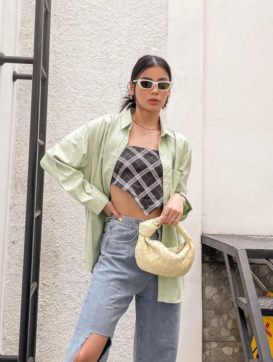 Di kesehariannya, Sabrina Chairunnisa kerap tampil dengan gaya kasual. Seperti kali ini, ia tampil mengenakan tanktop motif kotak yang dipadukan dengan kemeja. Kacamata dengan frame putih dan lensa hitam, membuat penampilannya makin trendi.(Liputan6.com/IG/@sabrinachairunnisa_)