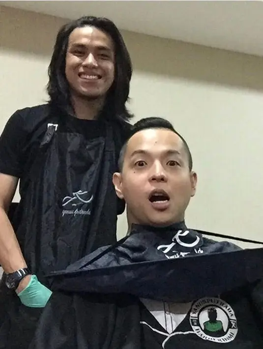 Penulis skenario, sutradara, dan pemain, Ernest Prakasa berjanji saat film Cek Toko Sebelah yang digarap tembus angka 2,5 juta penonton, ia akan mengunduli rambutnya. (Instagram/ernestprakasa)