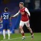 Pemain Arsenal, Emile Smith Rowe, saat mencetak gol ke gawang Chelsea di Stamford Bridge, Kamis (13/5/2021) dini hari WIB. Arsenal menang 1-0 dalam pertandingan ini. (SHAUN BOTTERILL / POOL / AFP)