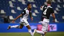 Bek Juventus,  Danilo  berselebrasi usai mencetak gol ke gawang Sassuolo pada pertandingan lanjutan Liga Serie A Italia di stadion Mapei di Reggio Emilia (15/7/2020). Juventus bermain imbang 3-3 atas Sassuolo. (AFP/Marco Bertorello)