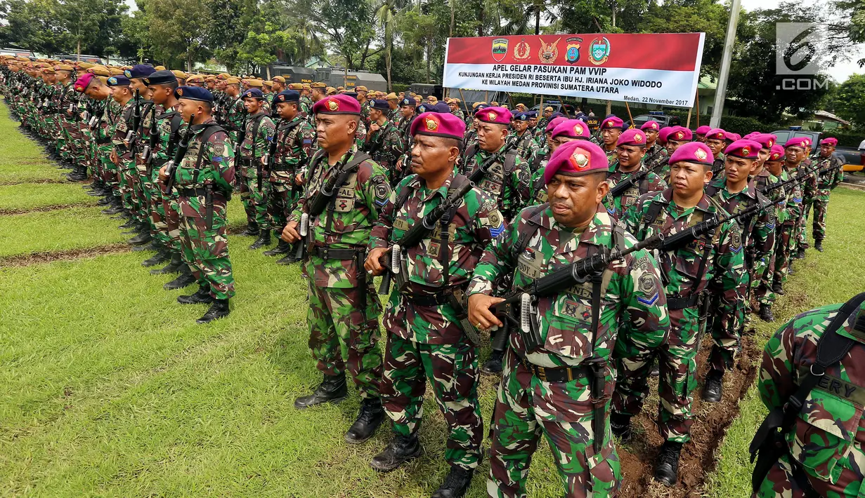 Pasukan TNI mengikuti apel jelang kunjungan kerja dan juga acara ngunduh mantu Kahiyang Ayu Siregar dengan Bobby Nasution di Medan, Rabu (22/11). (Liputan6.com/Johan Tallo)