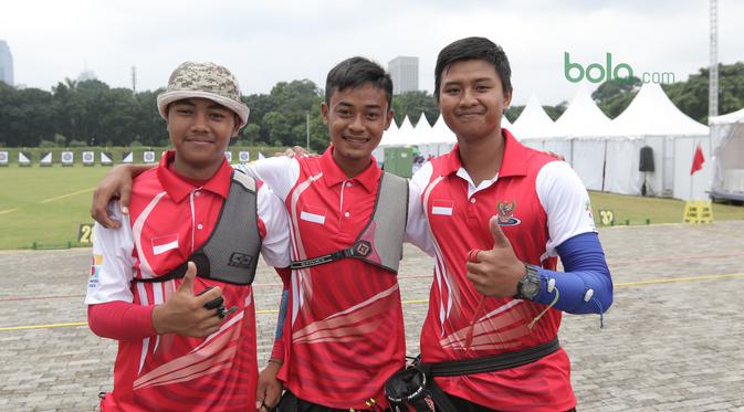 Riau Ega Agata bersama tim panahan putra dari nomor recurve lolos ke final setelah mengalahkan Malaysia pada test event Asian Games 2018. (dok. Asian Games 2018).