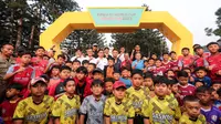 Para pesepak bola cilik dari beberapa SSB di Bandung berfoto bersama para legenda Persib Bandung, Pj Gubernur Jawa Barat Bey Machmudin dan Pj Walikota Bandung Bambang Tirtoyuliono dalam rangkaian acara Trophy Tour Experience menyambut Piala Dunia U-17 2023 di Cikapayang Dago Park, Bandung, Minggu (22/10/2023) pagi WIB. (Bola.com/Bagaskara Lazuardi)