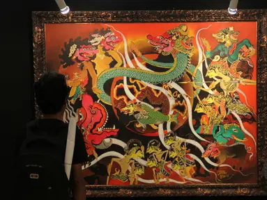 Seorang pengunjung memperhatikan sebuah lukisan bertajuk "Spirit Indonesia", di Galeri Cipta 3, TIM, Jakarta, Sabtu (7/3). Pameran tersebut berlangsung hingga 15 Maret 2015. (Liputan6.com/Helmi Afandi)