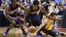 Pemain Los Angeles Lakers, Larry Nance Jr. (kanan) berebut bola dengan dua pemain Phoenix Suns pada laga NBA preseason basketball game di Anaheim, California (22/10/2016). (AP/Kelvin Kuo)