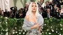 Kim Kardashian berani telanjang mengenakan gaun Maison Margiela Couture karya John Galliano yang menampilkan korset berwarna perak dan rok berkabel tangan berbahan elemen logam. [@metgalaofficial_]