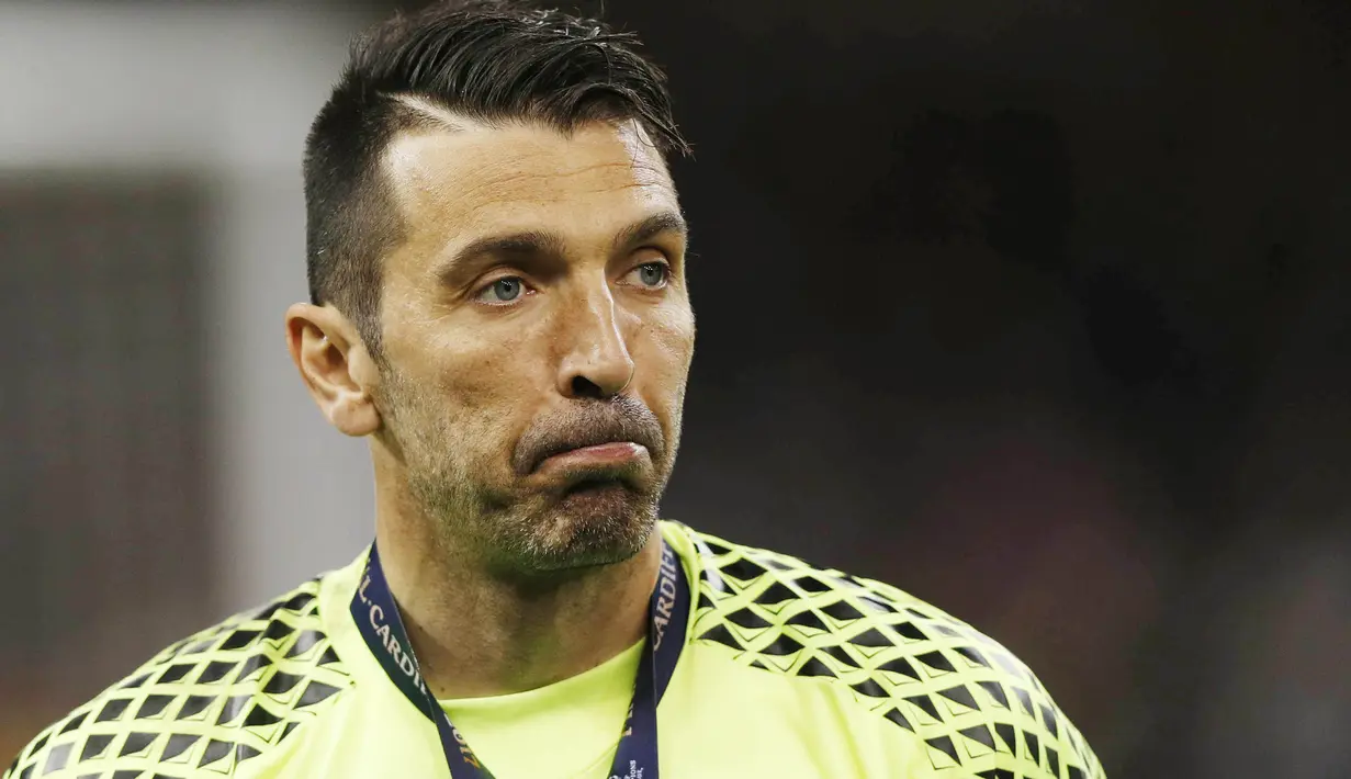 Kiper Juventus, Gianluigi Buffon, tampak sedih usai menelan kekalahan dari Real Madrid pada laga final Liga Champions di Stadion Millennium, Sabtu (3/6/2017). Juventus kalah 1-4 dari Real Madrid. (AFP/Adrian Dennis)
