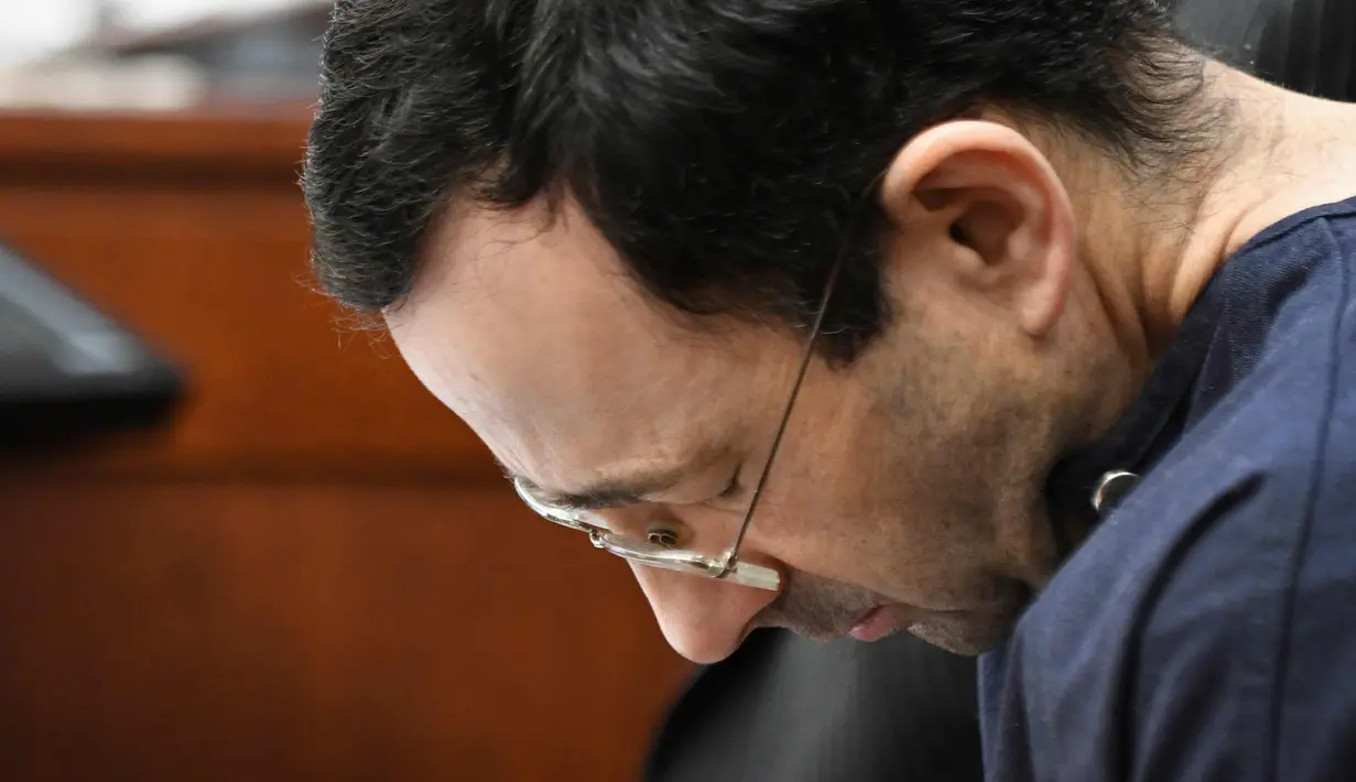 Dokter Larry Nassar saat menjalani sidang vonis hukuman di Lansing, Mich (24/1). Keputusan hakim dibacakan setelah majelis mendengarkan kesaksian sekitar 150 wanita yang mengaku dilecehkan seksual oleh Nassar. (AP Foto / Carlos Osorio)