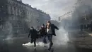 Sejumlah demonstran berlari meninggalkan Lapangan République saat aksi menentang kenaikan biaya hidup sekaligus menyuarakan tuntutan mahasiswa di Paris, Prancis, Sabtu (17/10/2026). (AP Photo/Thibault Camus)