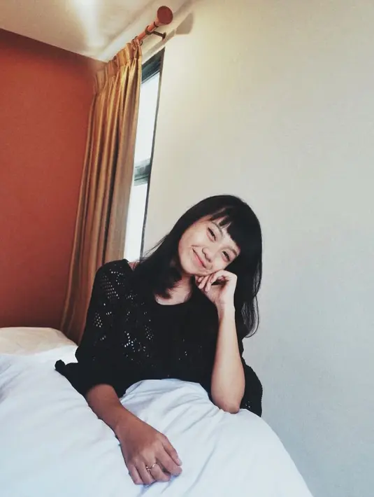 Nah kalau yang satu ini, Ghea terlihat cukup berbeda. Terlihat wajah Ghea yang polos tanpa memakai makeup di wajahnya. Cantiknya alami banget kan? (Instagram/gheaindrawari)