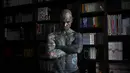 Sylvain Helaine, yang juga dikenal sebagai Freaky Hoody, berpose selama sesi pemotretan di Palaiseau, Paris, Prancis (22/9/2020). Berprofesi sebagai guru sekolah dasar tak menghalangi pria 35 tahun untuk gemar menghiasi tubuhnya dengan tato. (AFP/Christophe Archambault)