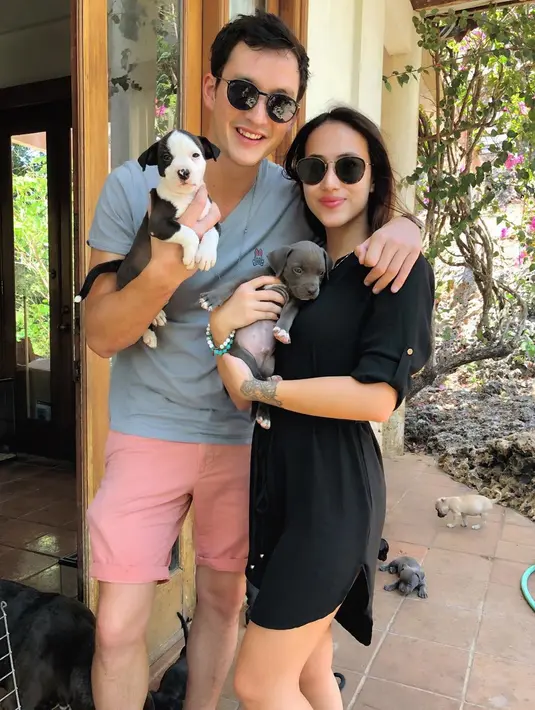 Bahkan, pada saat proses pemotretan bersama Mike Lewis anjing peliharaannya juga diajak untuk foto bersama. Perempuan memiliki sertifikasi dalam kursus dan ujian bidang anggur ini terlihat sangat sayang dengan hewan peliharaan. (Liputan6.com/IG/janisaas)