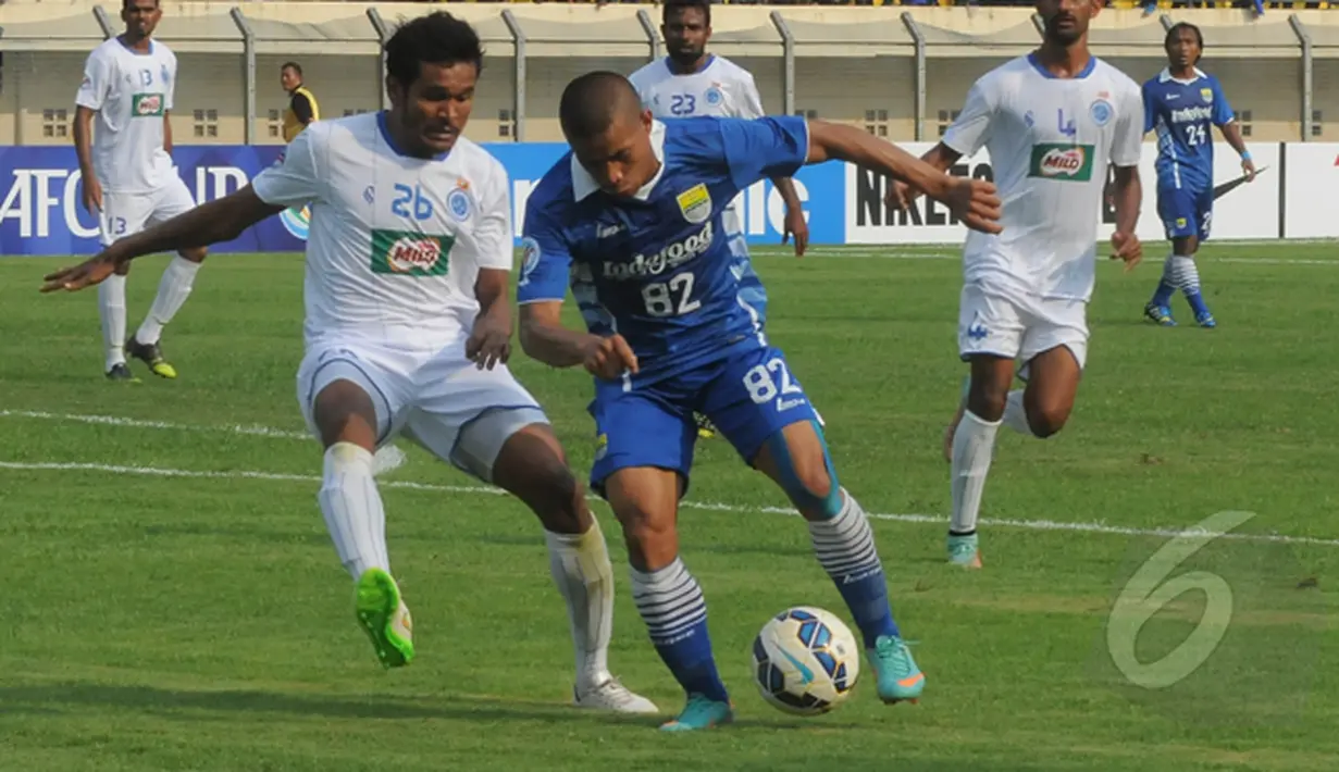 Pemain Persib, Tantan berusaha menerobos pertahanan New Radiant, Bandung, Rabu (25/2/2015). Persib menang 4-1 atas tamunya New Radiant di laga perdana AFC Cup 2015 (Liputan6.com/Herman Zakharia)