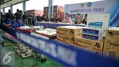 Suasana konpers gagalkan penyelundupan narkotika di Jakarta, Selasa (2/2). 16,81 kg narkotika jenis methamphetamin atau shabu asal China berhasil digagalkan Bea dan Cukai, BNN, Polres Pelabuhan Tanjung Priok. (Liputan6.com/Faizal Fanani)