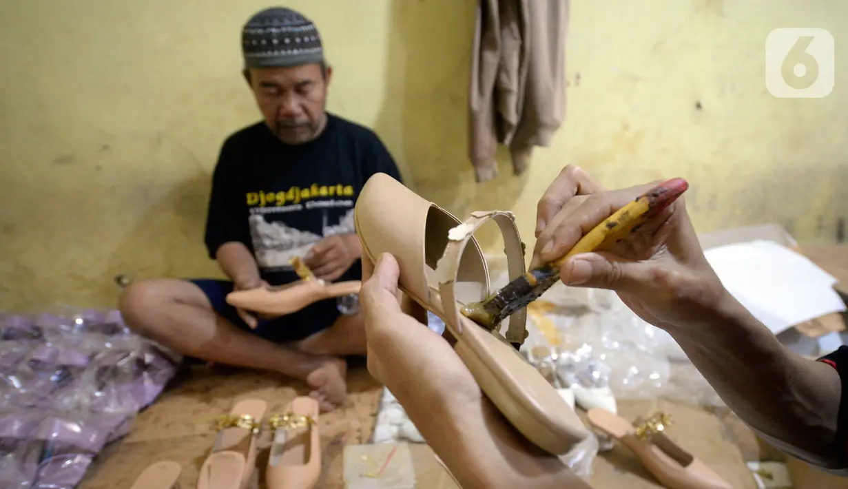 Pekerja sedang menyelesaikan produksi home industri sepatu wanita pesanan pembeli di Pamulang, Tangerang Selatan, Banten,  Rabu (14/10/2020). Sepatu wanita berbagai jenis tersebut dijual dengan harga Rp 140 ribu hingga Rp 190 ribu. (merdeka.com/Dwi Narwoko)