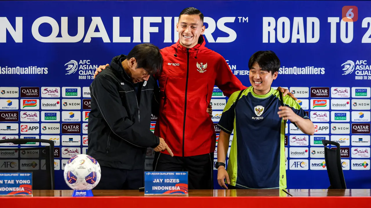 Foto: Momen Jahil Pelatih Timnas Indonesia Shin Tae-yong Ajak Jeje Foto Bareng dengan Jay Idzes, Biar Enggak Kelihatan Pendek