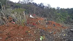 Tim penyelamat melakukan operasi pencarian di lokasi kecelakaan pesawat di Kabupaten Tengxian di Daerah Otonomi Guangxi Zhuang, China selatan (22/3/2022).Tim penyelidikan telah menemukan puing-puing badan pesawat namun tidak menemukan adanya korban para penumpang pesawat. (Zhou Hua/Xinhua via AP)