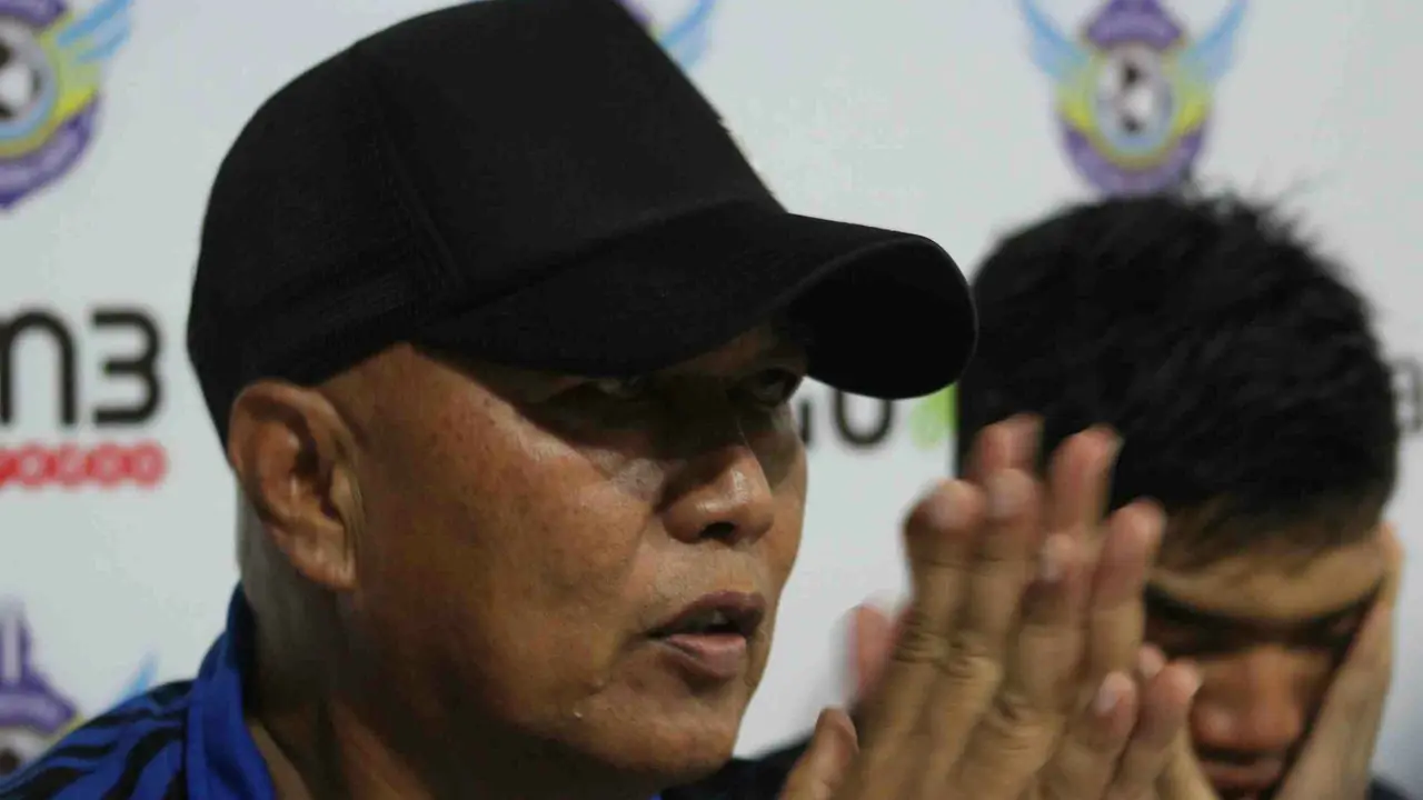 Pelatih Persegres Hanafi (Dimas Angga P)