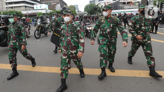Pendekatan Humanis Marinir TNI AL Halau Massa Pendemo
