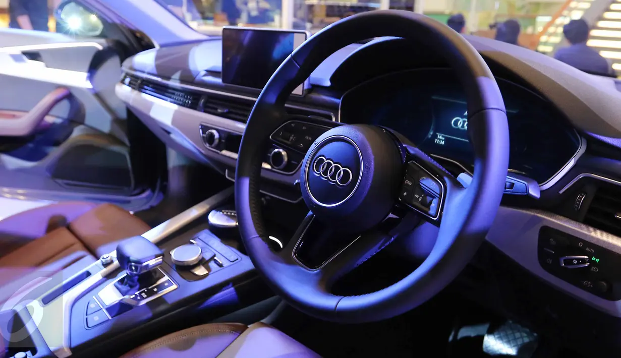 Sebuah kemudi sedan The All New Audi A4 yang terdapat sejumlah fitur, saat diluncurkan di Jakarta, (1/6). Salah satu fitur terbaru yang diandalkan Audi dalam model ini adalah virtual cockpit pada panel dashboard mobil. (Liputan6.com/Angga Yuniar)