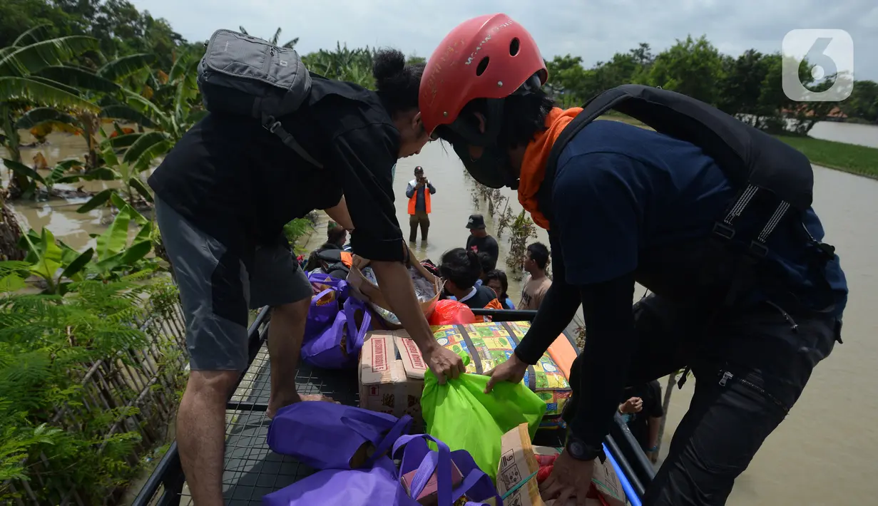 Tim Tanggap Bencana Land Rover Club Indonesia (LRCI) melakukan drop logistik untuk korban banjir di Desa Sindangsari, Kabupaten Bekasi, Jawa Barat, Rabu (24/2/2021). Banjir yang melanda kawasan ini diakibatkan jebolnya tanggul Sungai Citarum dan luapan air Sungai Ciherang. (merdeka.com/Imam Buhori)