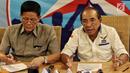 Politisi senior Partai Demokrat (PD) Max Sopacua (kanan) memberikan keterangan pers di Cikini, Jakarta Pusat, Kamis (13/6/2019). GMPPD memberikan rekomendasi kepada Ketum PD Susilo Bambang Yudhoyono untuk tidak keluar dari koalisi Prabowo dan Sandiaga. (Liputan6.com/Johan Tallo)