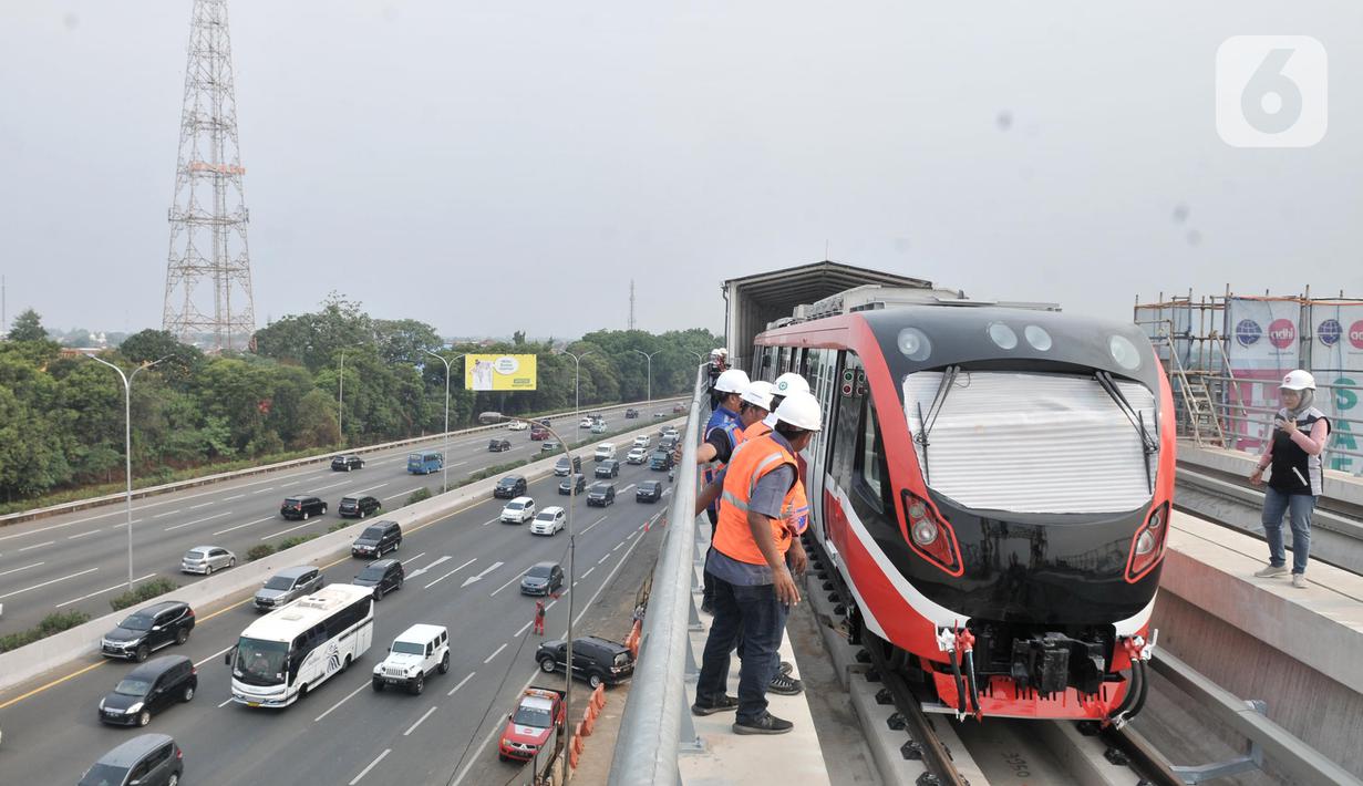 Aktivitas pekerja di Stasiun Light Rail Transit (LRT) Cibubur, Harjamukti, Depok, Minggu (13/10/2019). Progres pembangunan Stasiun LRT Cibubur baru mencapai 60 persen dan ditargetkan rampung serta diuji coba pada November 2019. (merdeka.com/Iqbal S. Nugroho)
