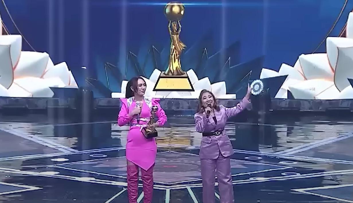 Momen ketika Kiky Saputri roasting Putri Isnari di Indonesian Dangdut Awards 2022 namun berujung diamuk oleh fans Lesti Kejora dan Rizky Billar. (Foto: YouTube/Indosiar)