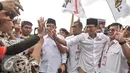 Sandiaga Uno berfoto bersama relawan saat kampanye akbar di Lapangan Banteng, Jakarta, Minggu (5/2). Anies-Sandi menggelar kampanye akbar terakhir dan dihadiri pendukung yang sebagian besar berasal dari kader PKS dan Gerindra. (Liputan6.com/Yoppy Renato)