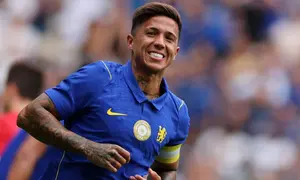 Gelandang Chelsea asal Argentina bernomor punggung 8, Enzo Fernandez, bereaksi setelah gagal mencetak gol dalam pertandingan persahabatan pramusim antara Chelsea dan Real Sociedad di Stamford Bridge, London, pada 15 Agustus 2026. (Adrian DENNIS/AFP)