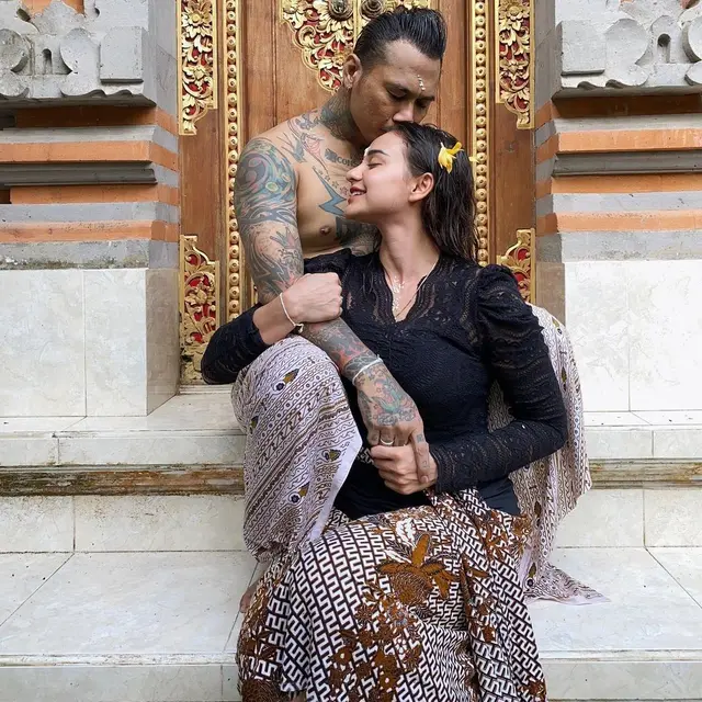 6 Momen Jerinx dan Nora Alexandra Jalani Ritual Melukat Pembersihan Diri