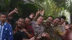 Pegawai Pemprov DKI berpose saat mengantre acara halalbihalal pada hari pertama masuk kerja di Balai Kota, Jakarta, Kamis (21/6). Mereka mengantre bersalaman dengan Gubernur DKI Anies Baswedan dan Wakil Gubernur DKI Sandiaga Uno. (Merdeka.com/Imam Buhori)