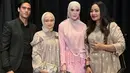 Angel Lelga yang sedang sibuk pun menyempatkan diri hadir di acara resepsi anak Elma Theana mengenakan ansambel serba pinknya. [@farahcarpetsofficial].