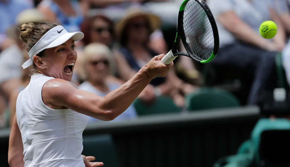 Petenis Rumania, Simona Halep  melakukan servis ke arah petenis Ukraina Elina, Svitolina pada babak semifinal Wimbledon 2019 di All England Lawn Tennis Club, Kamis (11/7/2019). Simona Halep menjadi wanita pertama Rumania yang mencapai final tunggal Wimbeldon menang 6-1, 6-3.  (AP/Ben Curtis)