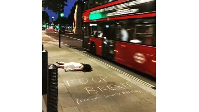 Kocak Banget, Ini 7 Potret Pose ‘Mati’ yang Dilakukan Wanita Di Tempat Wisata