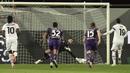 Kiper Fiorentina, David De Gea (tengah) menepis tendangan penalti pemain AC Milan, Theo Hernandez (kanan) pada laga lanjutan Liga Italia 2024/2025 di Artemio Franchi Stadium, Florence, Italia, Senin (07/10/2024) dini hari WIB. (AP Photo/LaPresse/Massimo Paolone)
