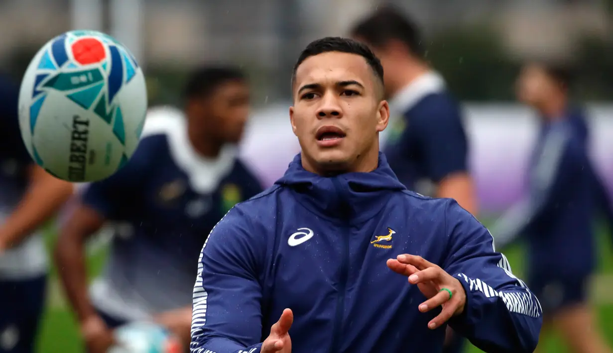 Pemain rugby Afrika Selatan Cheslin Kolbe mengikuti sesi latihan di Urayasu, Jepang, Selasa (29/10/2019). Afrika Selatan akan menghadapi Inggris di final Piala Dunia Rugby 2019. (AP Photo/Christophe Ena)