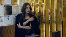 Tak lupa, Luna Maya tampak semakin maximal dengan tas hitam dari YSL.Aksesori gelang dan sapuan lipstik dari YSL menyempurnakan keseluruhan look.  / Foto: Adrian - Fimela.com.