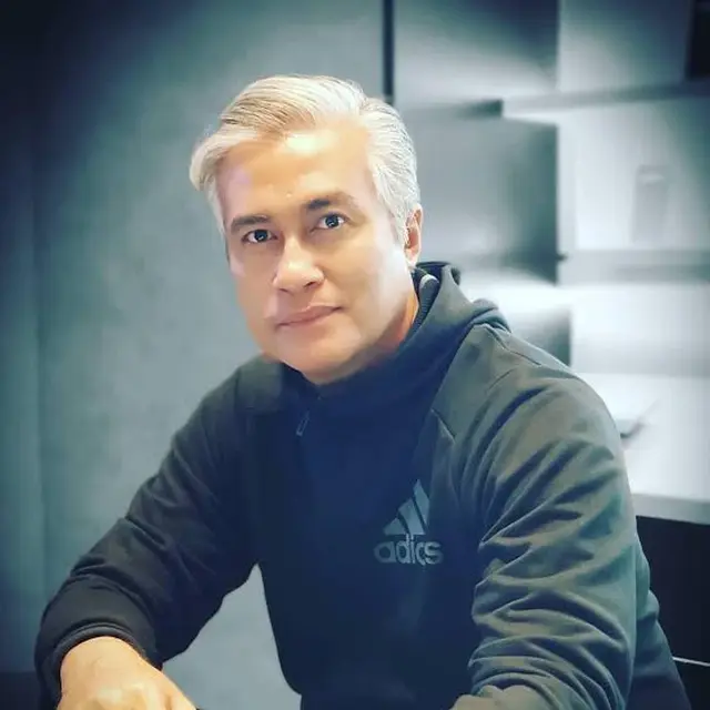 Aktor pria Usia 50 tahun beruban