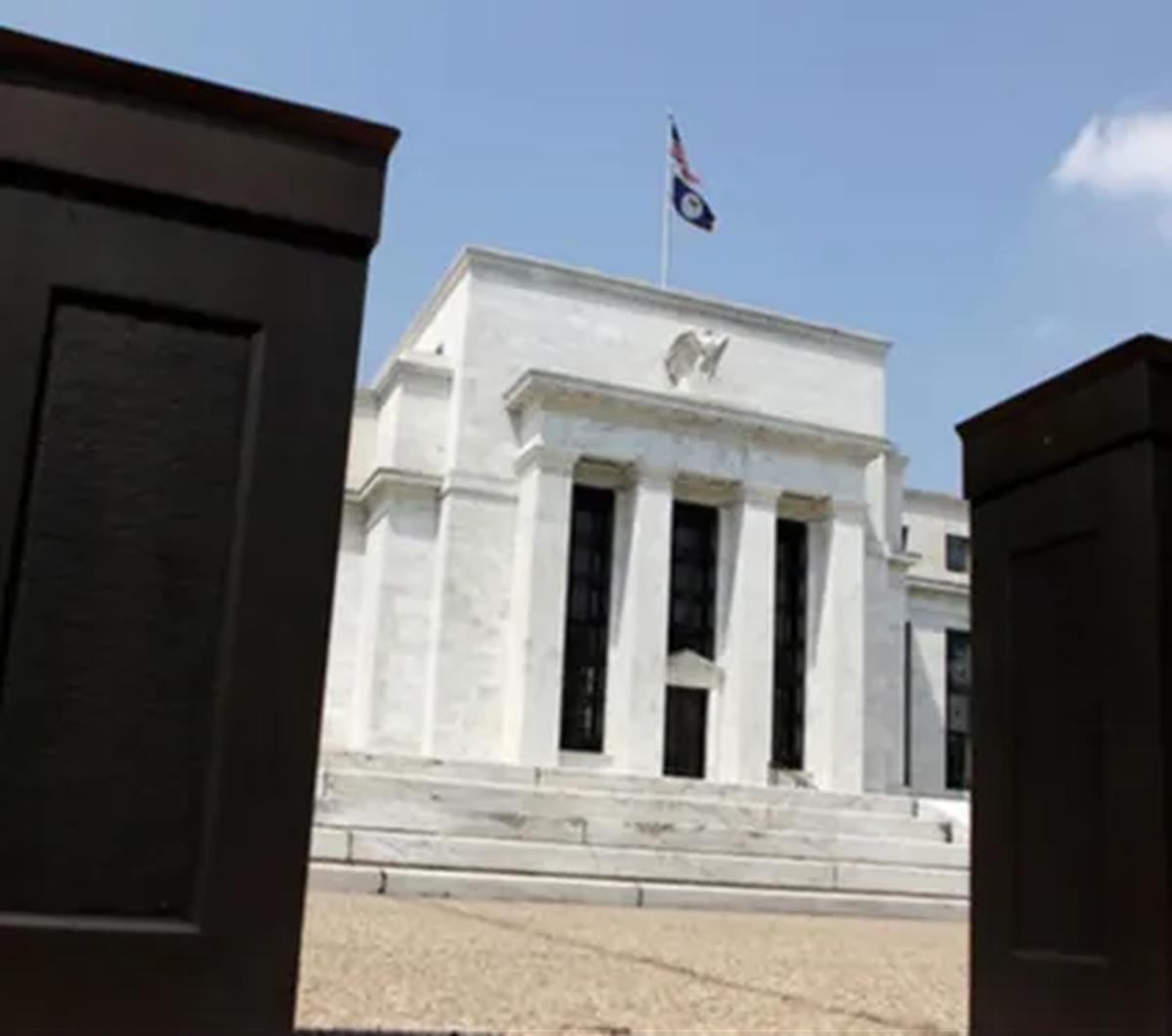 Menurutnya, kewaspadaan itu muncul karena hingga kini belum terlihat adanya tanda-tanda penurunan suku bunga acuan The Fed. Hal tersebut berpotensi akan terus memicu pengetatan likuiditas global.&nbsp;<br>