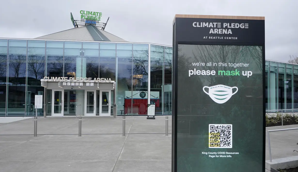 Sebuah tanda bertuliskan "tolong masker" diperlihatkan di Climate Pledge Arena, Seattle pada 17 Februari 2022. Gubernur Jay Inslee mengatakan mandat masker dalam ruangan di negara bagian Washington akan dicabut pada 21 Maret, termasuk di sekolah dan fasilitas penitipan anak. (AP Photo/Ted S. Warren)