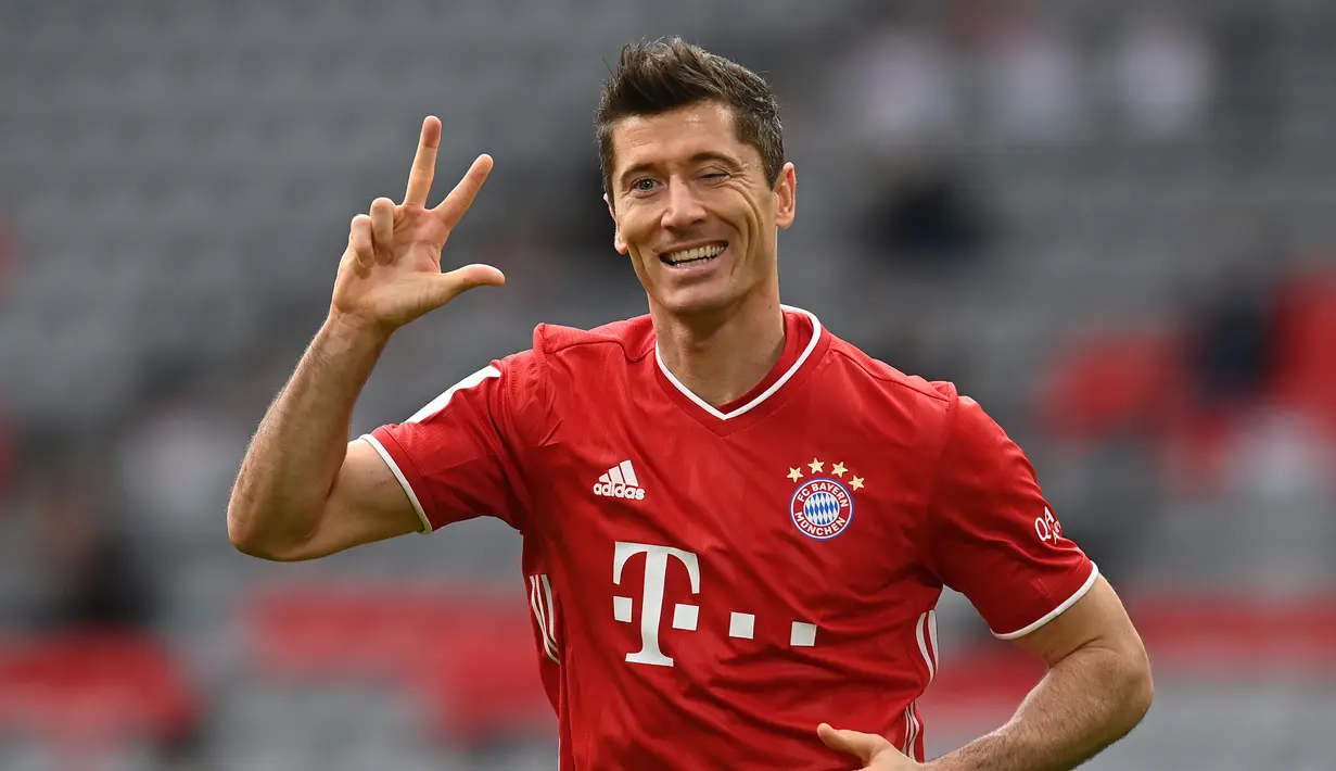 1. Robert Lewandowski (Bayern Munchen) - Pemain berusia 32 tahun ini tampil sangat mengagumkan sepanjang tahun 2020. Robert Lewandowski juga berhasil meraih penghargaan sebagai Pemain Terbaik Pria The Best FIFA Football Awards 2020. (AFP/Christof Stache/various sources)