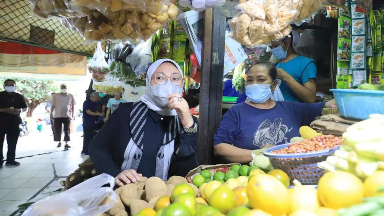 Pulang Ngantor, Menaker Ida Ngabuburit di Pasar Tradisional