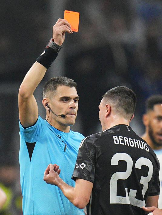 Hasil ini tidak buruk-buruk amat mengingat Ajax bermain dengan sepuluh pemain sejak menit ke-63 gara-gara Steven Berghuis mendapat kartu merah langsung. (AP Photo/Daniel Cole)