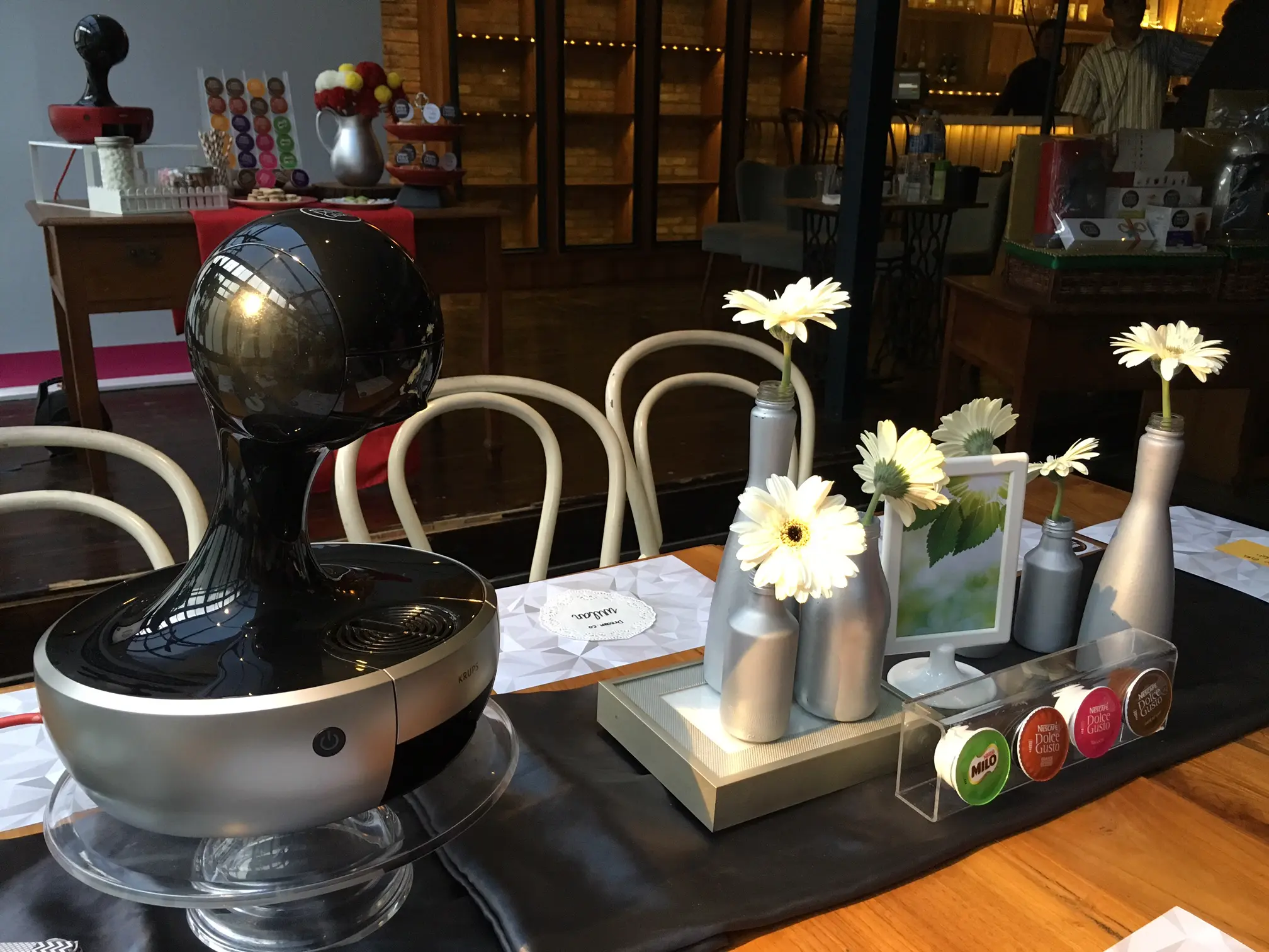 Mesin kopi untuk melengkapi dekorasi meja.