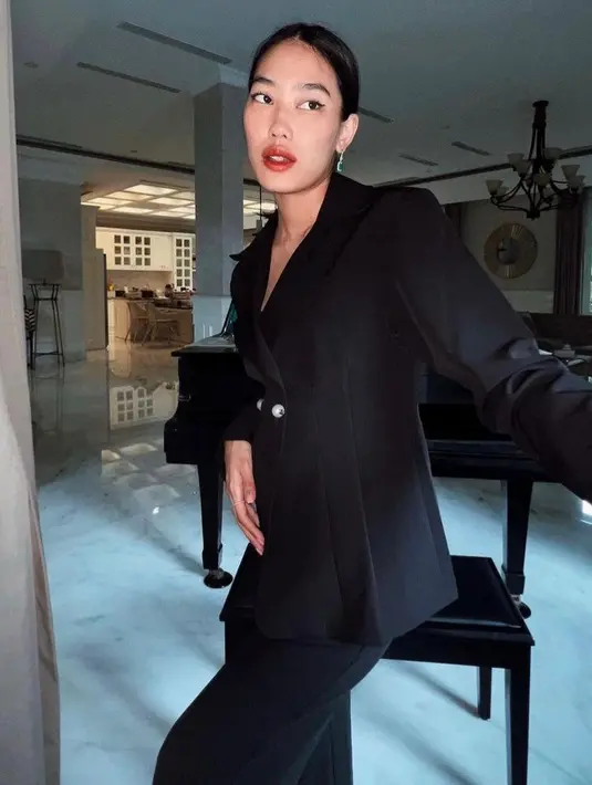 Kali ini, ia bergaya ala Cewek Mamba dengan setelan blazer warna hitam. (Instagram/alikaislamadina).