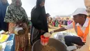Selain itu, naiknya harga pangan yang membubung tak terkendali memperumit situasi bagi keluarga-keluarga Somalia yang berpuasa. (AP Photo/Farah Abdi Warsameh)
